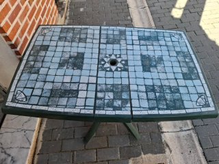 Mesa de patio con hueco para sombrilla