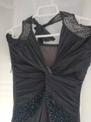 Vestido de fiesta largo gris con pedrería