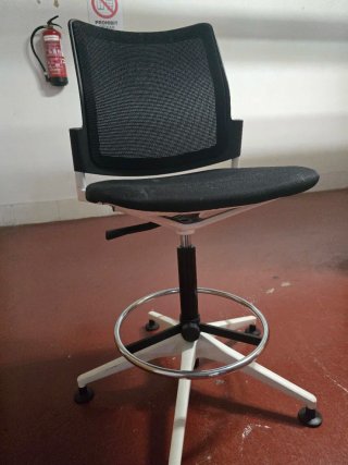 Silla de oficina con ruedas y base blanca.