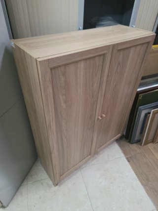 Librería de madera con puertas
