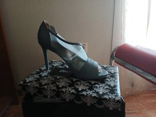 Zapatos de tacón grises con malla
