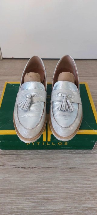 Zapatos Pitillos plateados con flecos