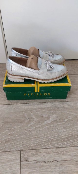 Zapatos Pitillos plateados con flecos