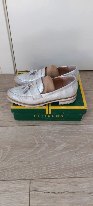 Zapatos Pitillos plateados con flecos