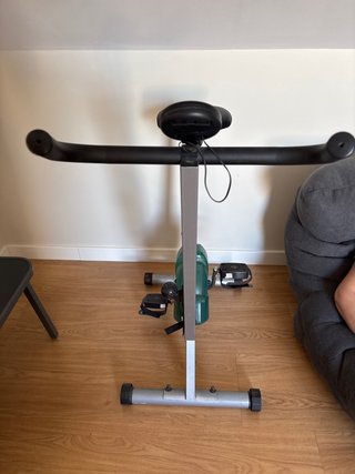 Bicicleta estática verde y gris