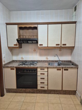 Cocina completa con electrodomésticos.