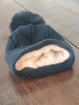 Gorro punto negro pompón interior polar térmico
