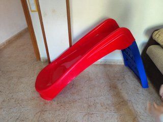 Tobogán infantil rojo y azul