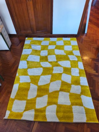 Alfombra cuadros mostaza y blanco. Polipropileno