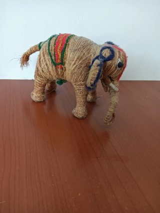 Elefante decorativo in paglia e tessuto