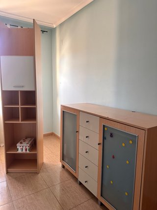 Armario y estantería de madera y cristal
