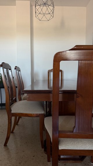 Conjunto Mesa de Comedor y 6 Sillas de Madera