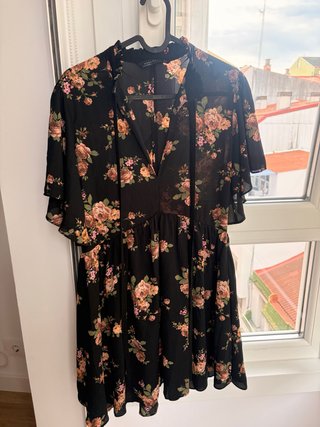 Vestido Zara floral midi