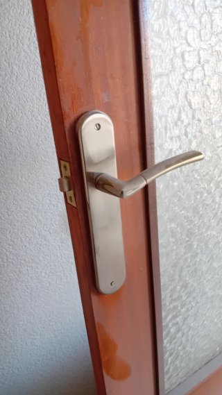 Hojas de puerta de madera con cristal