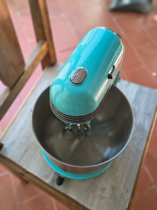 Batidora amasadora azul retro