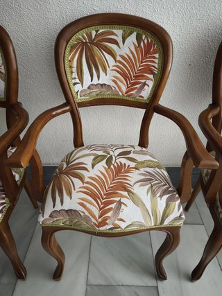 Conjunto de 4 sillas tapizadas en estilo floreal