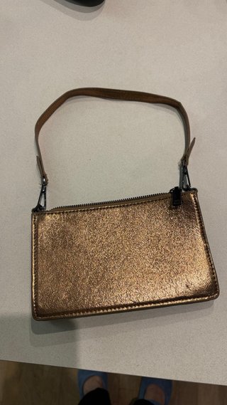 Bolso de mano dorado