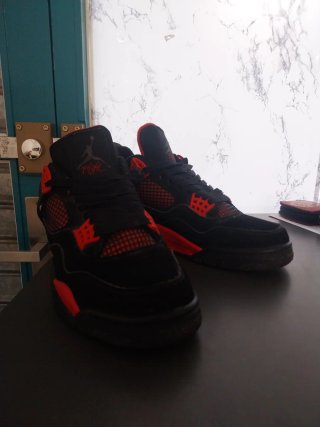 Zapatillas Jordan Negras y Rojas