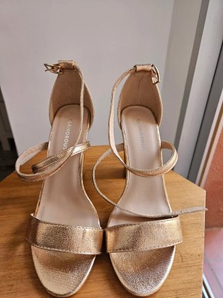 Sandalias de tacón doradas Glamorous T 38 (NUEVAS)