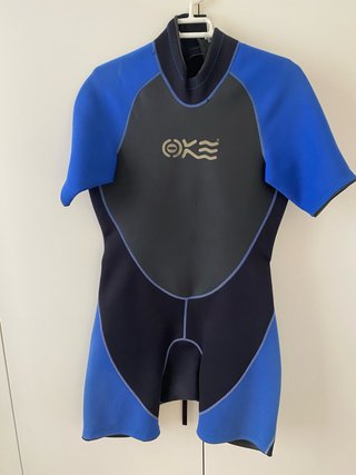 Traje de neopreno corto azul y negro