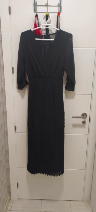 Vestido negro plisado mangas transparentes