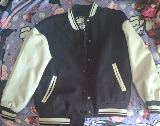 Chaqueta beisbol Pull&Bear negra y blanca
