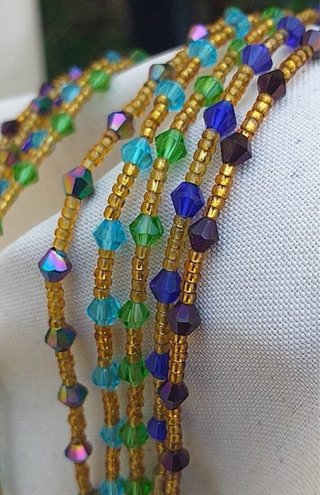 Collar de cuentas doradas y cristales
