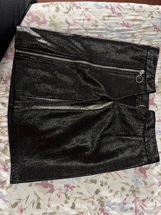 Falda negra brillante con cremallera