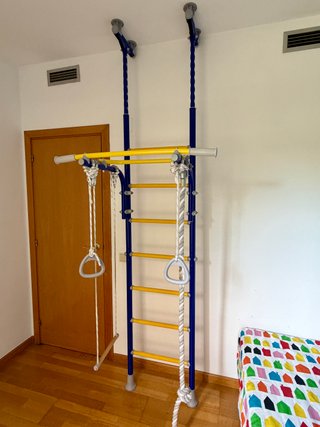 Barra de pared infantil con accesorios