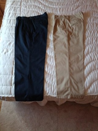 Pantalones Chinos Beige y azul marino. Es talla 50