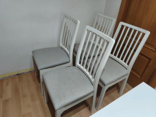 Conjunto de Mesa y 4 Sillas Blancas Ikea