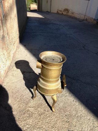 Estufa de leña antigua de metal