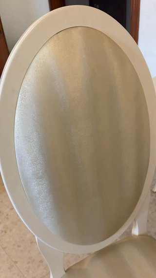 Mesa de comedor y 4 sillas blancas