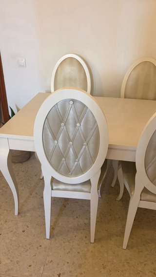 Mesa de comedor y 4 sillas blancas