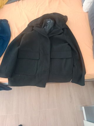 Abrigo paño negro con capucha
