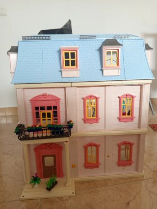 Casa de muñecas Playmobil rosa.