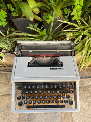 Máquina de escribir Olivetti DORA