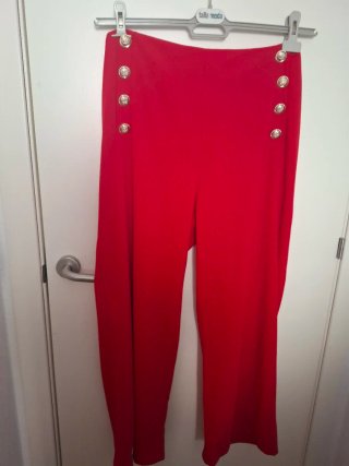 Pantalón rojo botones dorados talla moda