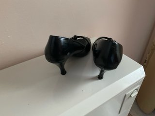 Zapatos de tacón negros Endble