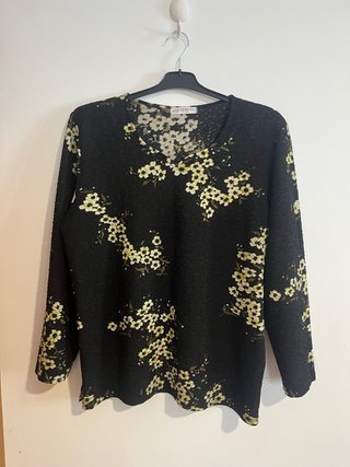Blusa negra con estampado de flores