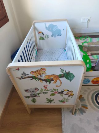 Cuna de bebé con diseño de animales