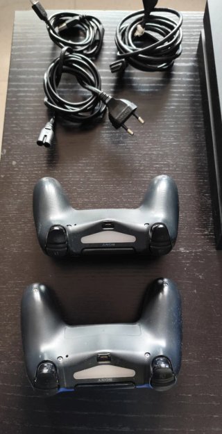 PS4 (PlayStation 4) 500GB con 2 controller e giochi