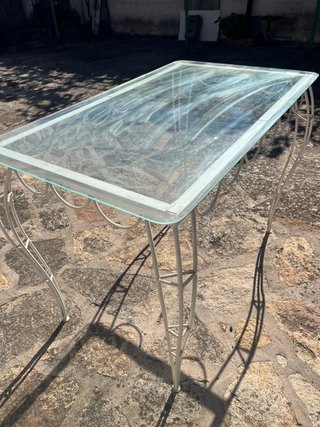 Mesa de hierro forjado blanca con cristal