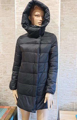 Abrigo Acolchado Negro con Capucha