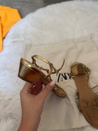 Sandalias tacón Zara doradas