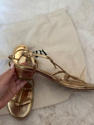 Sandalias tacón Zara doradas