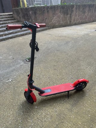 Patinete Eléctrico Negro y Rojo