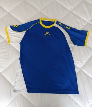 Camiseta deportiva Kelme azul y blanca