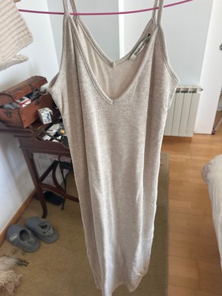 Vestido beige Stradivarius tirantes