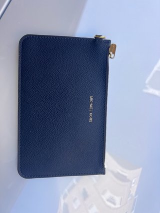 Cartera de mano Michael Kors azul y dorada
